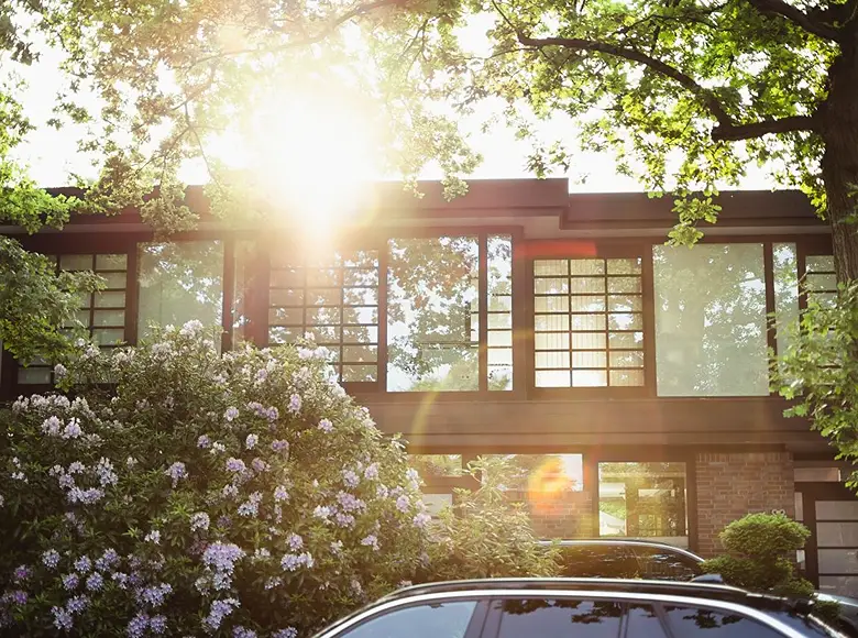 Wärmepumpe kühlt ein Haus im Sommer