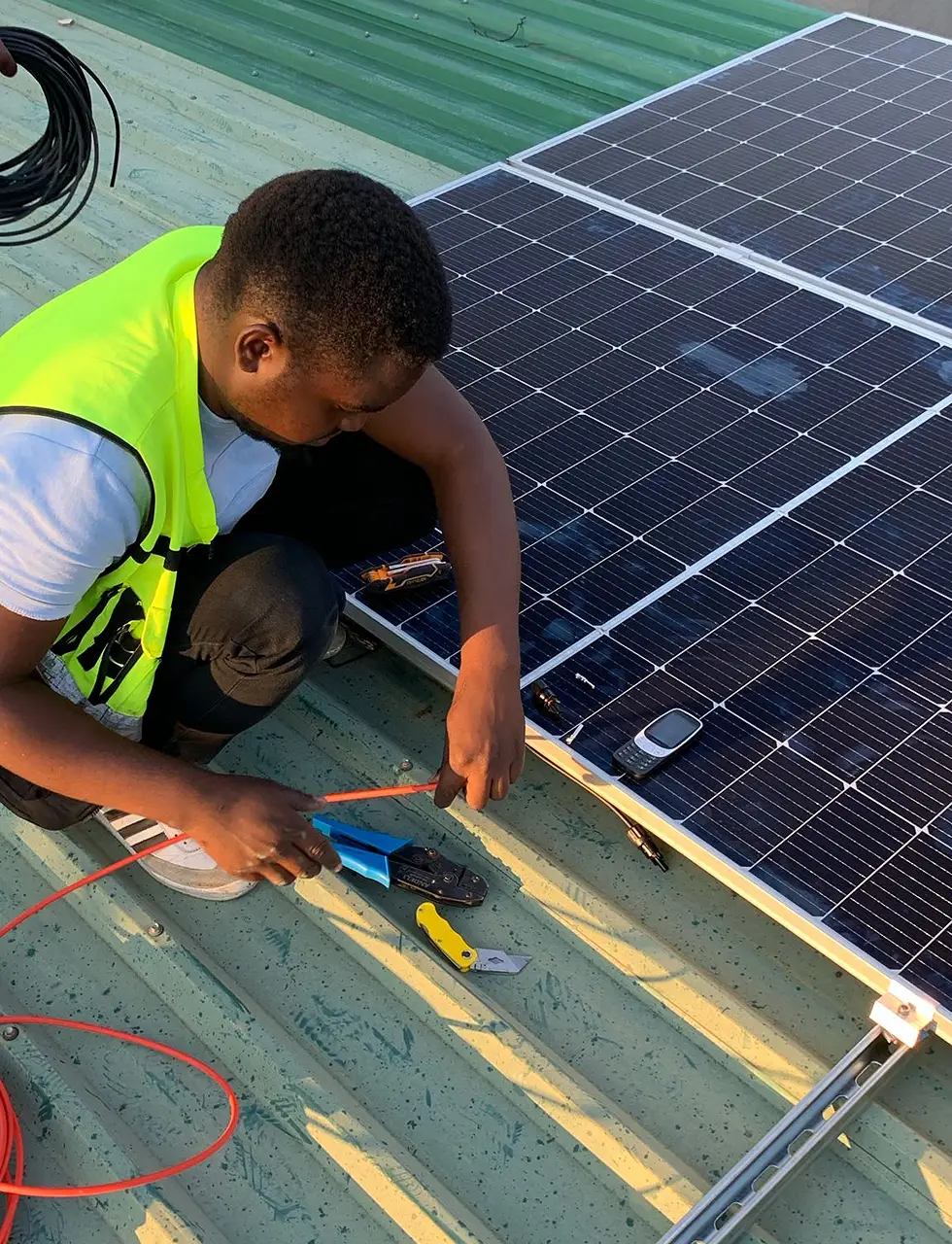 Handwerker baut eine Solaranlage