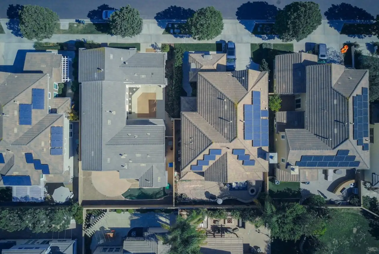 Photovoltaikanlage, Wallbox und Wärmepumpe an einem Wohnhaus