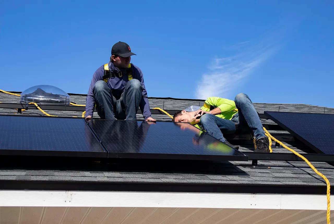 Solarpanels auf einem Hausdach bei Sonnenschein